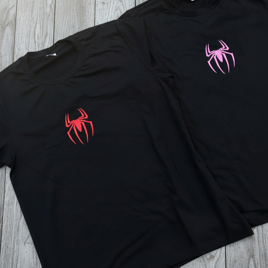 CONJUNTO CAMISETA DE CASAL HOMEM ARANHA '' SPIDER BOY E SPIDER GIRL“ ESTAMPA FRENTE E COSTAS