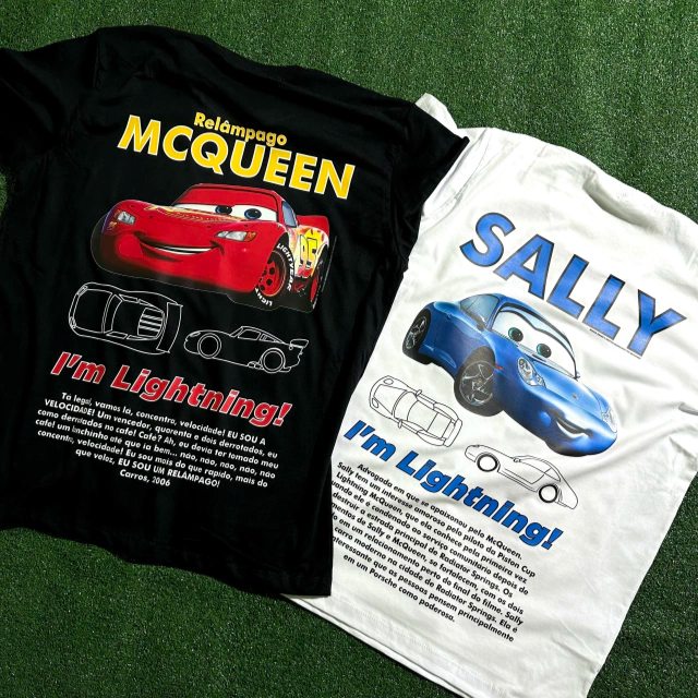 CONJUNTO CAMISETA DE CASAL CARROS '' MCQUEEN E SALLY“ ESTAMPA FRENTE E COSTAS